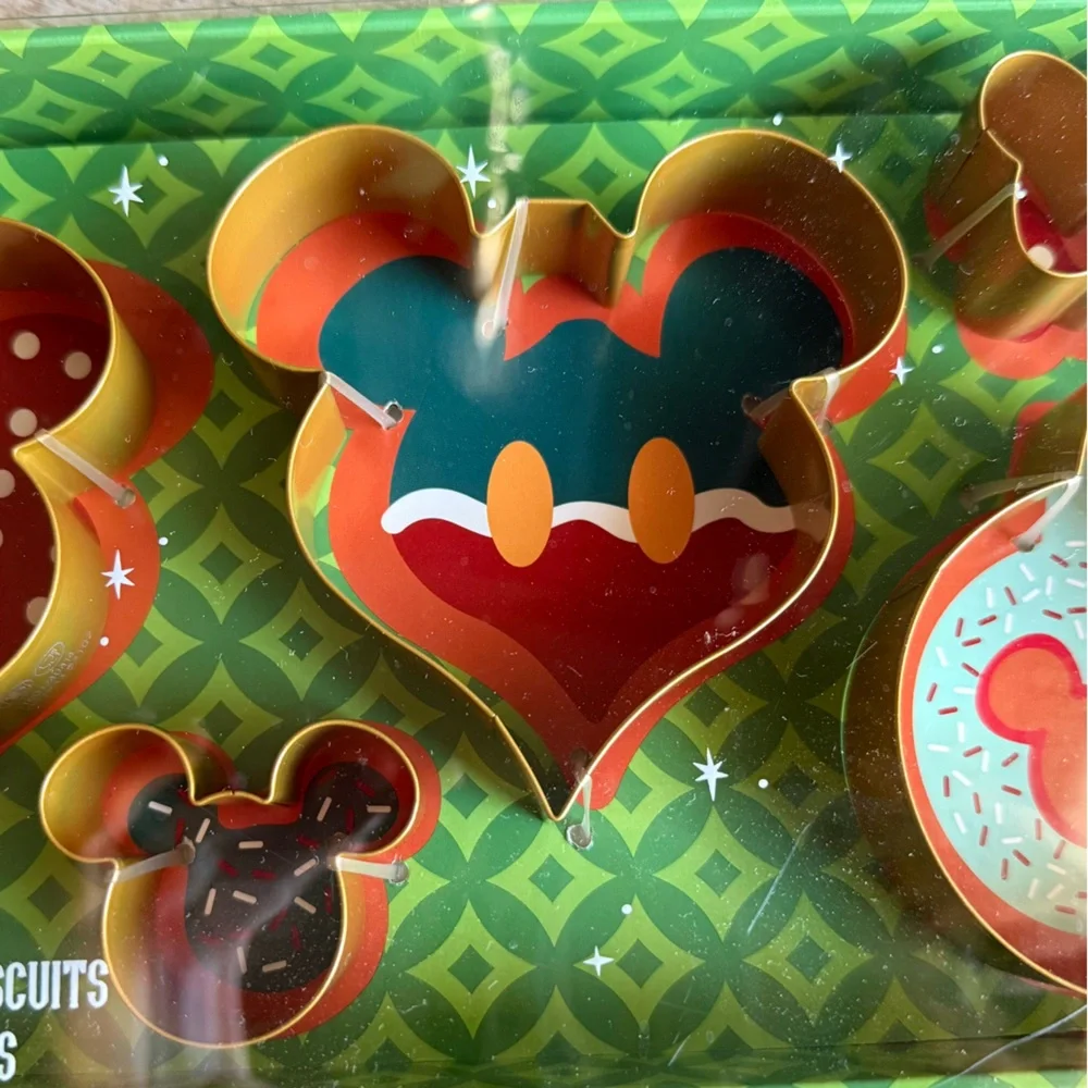 New in box! Disney Parks Mickey Mouse Christmas Cookie Cutter Set